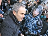 OMON officers detaining Kaparov during the March of Dissent rally in Moscow on April 14 (file photo) (ITAR-TASS)