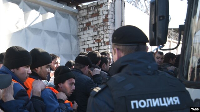 Рейд московской полиции по выявлению нелегальных мигрантов. Иллюстративное фото.