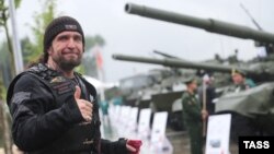Путиншіл «Түнгі қасқырлар» (Ночные волки) байкерлер клубы жетекшісі Александр Залдостановтың әскери-патриоттық клубқа келген сәті. Ресей, Мәскеу облысы, 16 маусым 2015 жыл.
