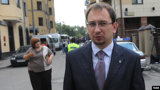 Pussy Riot's lawyers Nikolai Polozov (front) and Violetta Volkova (back) cited pressure from prison authorities.