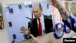 Часы с портретом Путина, магазин в Красноярске, сентябрь 2016 года