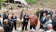 Раисиҷумҳури Тоҷикистон ҳангоми боздид аз манотиқи осебрасида аз заминларзаи субҳи 13-уми май дар ноҳияи Тавилдара. 16-уми май