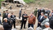 Раисиҷумҳури Тоҷикистон ҳангоми боздид аз манотиқи осебрасида аз заминларзаи субҳи 13-уми май дар ноҳияи Тавилдара. 16-уми май