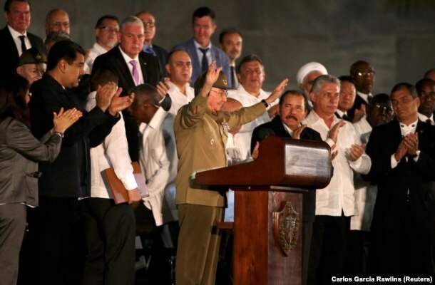 Рауль Кастро на церемонии прощания со своим братом Фиделем