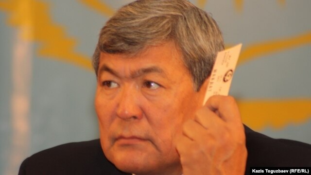 Тоқтар Әубәкіров ЖСДП-ның сайлау қарсаңындағы съезінде дауыс беріп отыр. Алматы, 26 қараша 2011 жыл.