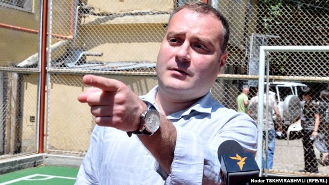 Georgian Deputy Education MInister Koka Seperteladze adopted a bizarre approach to a recent interview on  state television. 