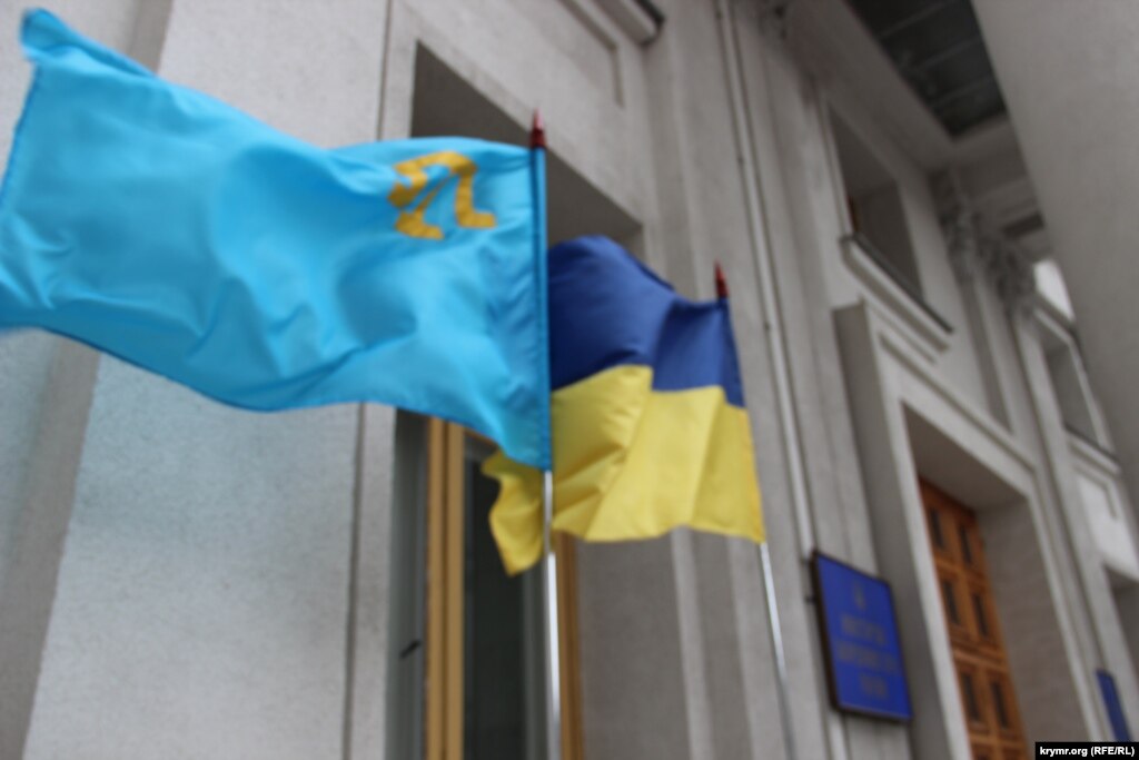 Кримські татари збираються на пікет біля Адміністрації президента України
