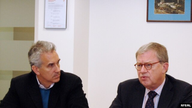 Michael Barone (right) and RFE/RL president Jeffrey Gedmin at RFE/RL's Washington office