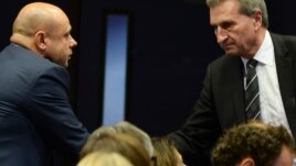 Комиссар по вопросам энергетики в Еврокомиссии Гюнтер Оттингер (справа) и министр энергетики Украины Юрий Продан после переговоров в Брюсселе 21 октября