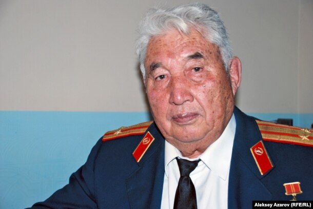Sovet armiyasınıñ ardageri Hasen Ibraev. Almatı, 21 qazan 2011 jıl.
