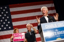 АҚШ-тың бұрынғы президенті Билл Клинтон (оң жақта) Орландода сөйлеп тұр. Флорида штаты, АҚШ. 3 қараша 2014 жыл.
