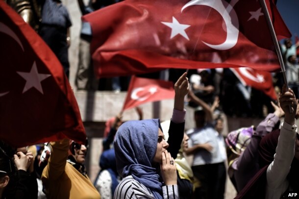 Түркияда мемлекеттік төңкеріс жасау әрекеті сәтсіздікке ұшарғаннан кейін президент Ердоғанды қолдап шеруге шыққан адамдар. Стамбул, 19 шілде 2016 жыл.