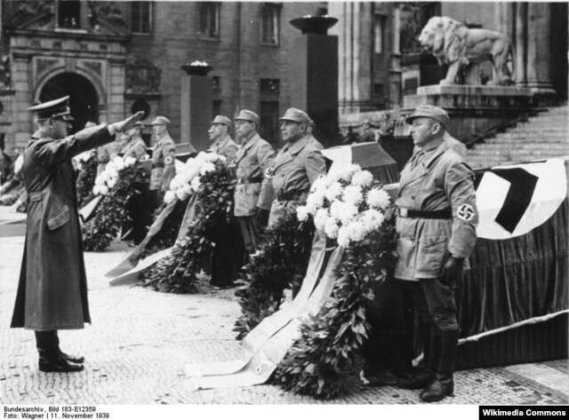 Adolf Hitler ona edilən sui-qəsddə ölənlərin dəfni mərasimində iştirak edir.