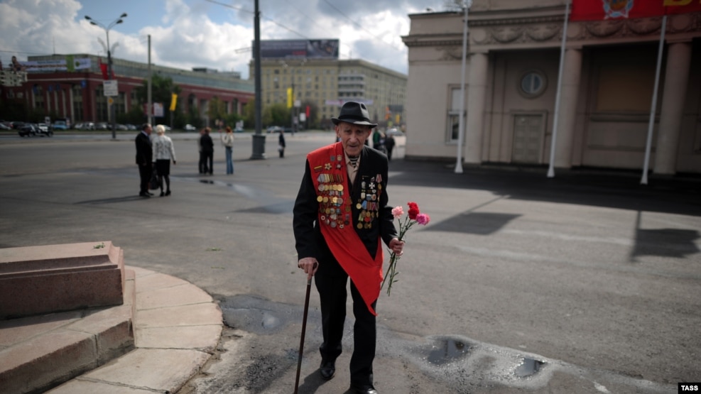 Ветеран Второй мировой войны идет в центре Москвы. 9 мая 2011 года. 