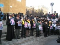 Kazakhs mourning Sarsenbaev in Almaty on 15 February (RFE/RL)