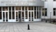 Собака сидит перед зданием акимата Южно-Казахстанской области в Шымкенте. Фото автора.