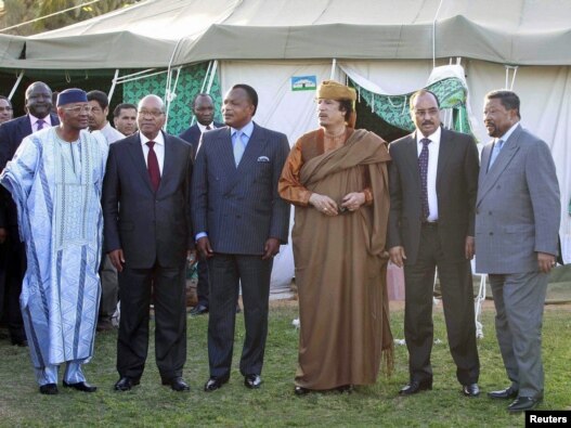 دیدار نمایندگان اتحادیه آفریقا از کشورهای آفریقای جنوبی، موریتانی، کنگو، مالی و اوگاندا با معمر قذافی، رهبر لیبی، در باب‌العزیزیه. ۱۰ آوریل ۲۰۱۱.