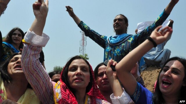 Активисты общины трансгендеров в Пакистане выступают за свои права. Пешавар, 11 июля 2011 года.
