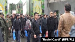 Освобожденные по амнистии заключенные тюрьмы в Душанбе. Иллюстративное фото.