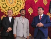 Ahmadinejad (center) and Rakhmonov (right) on July 26 (RFE/RL)