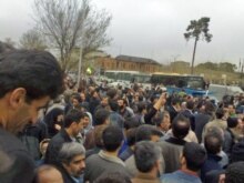 Teachers demonstrating in front of Iran's legislature on March 6 (courtesy photo)