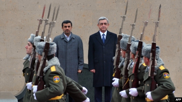 Armenia -- Armenian President Serzh Sarkisian (L) and his Iranian counterpart Mahmud Ahmadinejad review an honor guard before their meeting in Yerevan, 23Dec2011