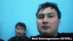 Корреспонденты Азаттыка в Астане Мади Бекмаганбетов и Ержан Амирханов в отделении полиции. 21 мая 2016 года.