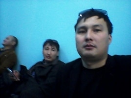 Корреспонденты Азаттыка Ержан Амирханов (в центре) и Мади Бекмаганбетов (крайний справа) - в полиции. Астана, 21 мая 2016 года.