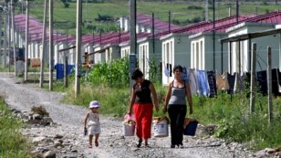 Жители села Кехви выбрались из цхинвальской тюрьмы при содействии комиссара Совета Европы по правам человека: сегодня они живут по соседству в поселении для беженцев в Церовани