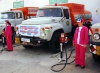 A truck in the Tajik capital, Dushanbe, fills up with fuel produced from corn (RFE/RL)