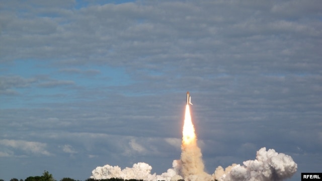 "Atlantis" roars into the sky at the Kennedy Space Center in Florida on November 16. (photo by Nikola Krastev)
