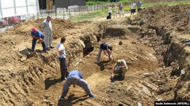 Traganje za grobnicama u blizini Potočara, avgust 2012.