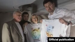 Ресейде сотталған украиналықтар елдеріне қайтып келе жатқан сәт.
