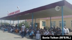 Акция протеста работников нефтесервисной компании «Бургылау». Жанаозен, 2 августа 2016 года.