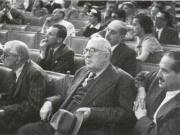 1917 елның 23 ноябрендә Садри Максуди (алгы планда) Мәҗлес рәисе итеп сайлана.