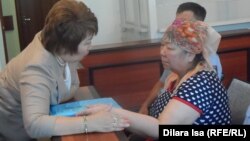Подсудимая Кыздыгой Ажаркулова (справа) со своим адвокатом Гульнарой Жуаспаевой. Шымкент, 6 июня 2016 года.
