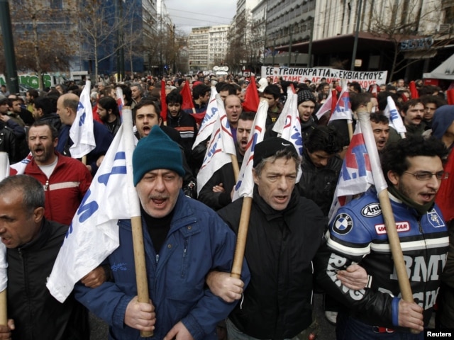 Участники одной из многочисленных греческих демонстраций протеста против политики мер экономии