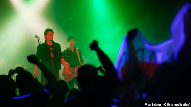 At a concert in Minsk, Miron inadvertently works the crowd into a freedom frenzy, landing himself in an army barracks.