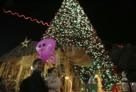 Pomul de Crăciun din fața Biserici Nașterii Domnului de la Betleem.