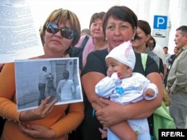 Некоторые протестующие пришли на пикет со своими детьми. Алматы, 10 сентября 2008 года. 