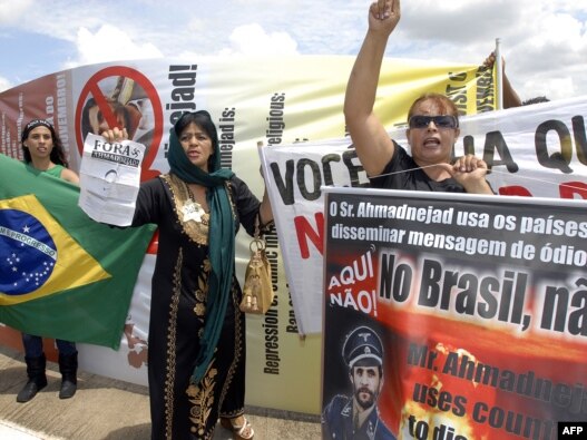 تظاهرات مخالفان سفر محمود احمدی نژاد به برزیل در شهر برازیلیا. آقای احمدی نژاد در نوامبر سال ۲۰۰۹ به این کشور سفر کرد. 