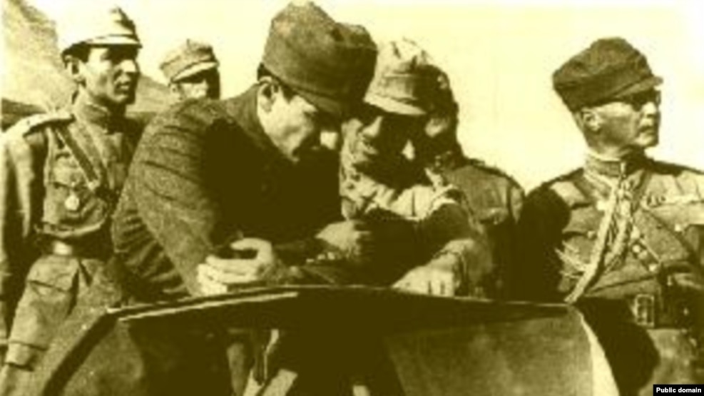 عکسی منسوب به محمدرضا شاه در جریان حرکت ارتش به سوی تبریز.