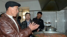 "Евразия строй капитал 2007" жұмысшылары наразылық білдіріп тұр. Атырау, Балықшы ықшам ауданы, 3 мамыр 2012 жыл.