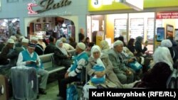 Алматы әуежайында қажылық сапарға ұшайын деп отырған жолаушылар (Көрнекі сурет).