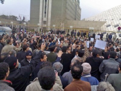 یك معلم مدارس ابتدایی سنندج  با اتهامات صنفی به 3 سال تبعید محكوم شد