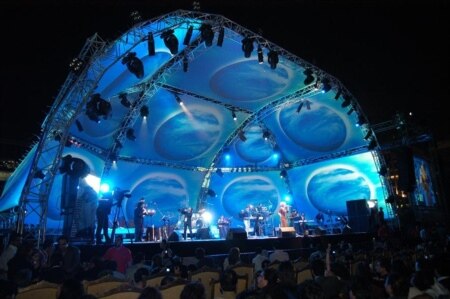 UAE -- Iranian singer "Googoosh" performs in Dubai, 26Mar2008