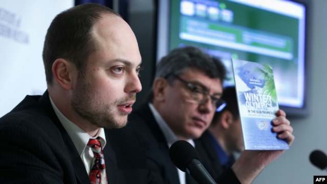 Владимир Кара-Мурза и Борис Немцов в Вашингтоне 30 января 2014 года представляют доклад о коррупции при подготовке к Олимпиаде в Сочи