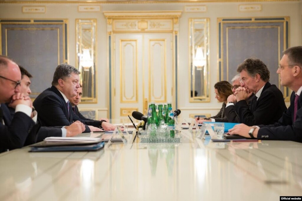 Порошенко поговорив про Донбас з посланцями ФРН та Франції