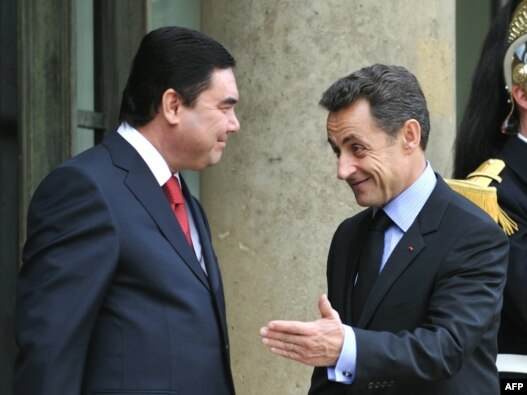 Fransiýanyň prezidenti Nikolas Sarkozy (sagda) we Türkmenistanyň prezidenti Gurbanguly Berdimuhamedow (çepde) günortanlyk naharynyň öňüsyrasynda, 1-nji fewral, 2010-njy ýyl.