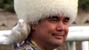 Рада старійшин країни називає президента «Захисником». Іменами членів родини Бердімухамедова називають вулиці